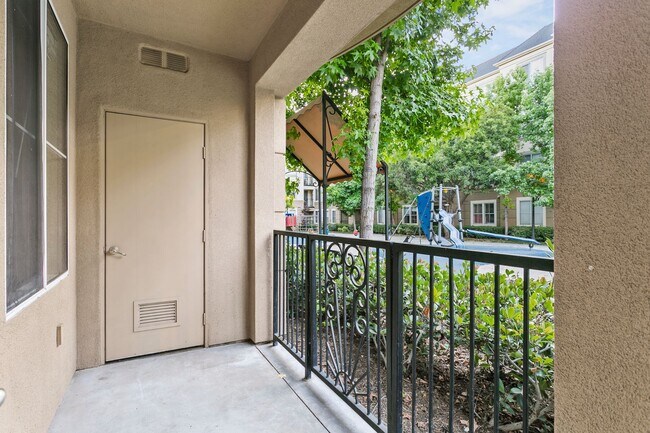 Building Photo - Irvine 2 Bed, 2 Bath With Amenities!!