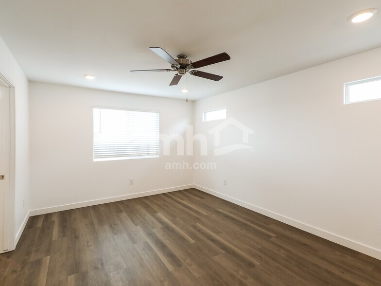 Building Photo - 6119 W Calle Lingo