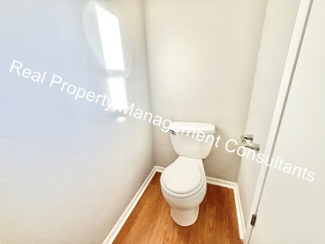 Building Photo - Updated 3-Bedroom Townhome Live Deposit Free with Obligo