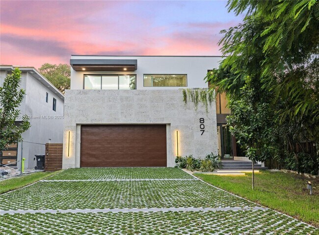 Building Photo - 807 SW 12th Ave