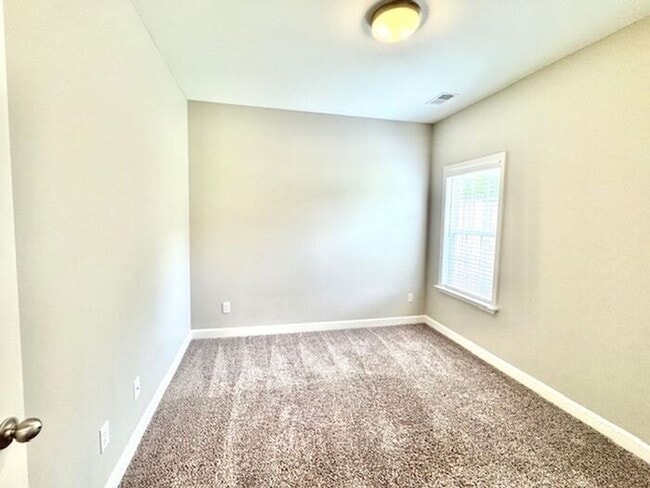 Building Photo - Now Leasing a 5-bedroom 3 bath home in Hor...