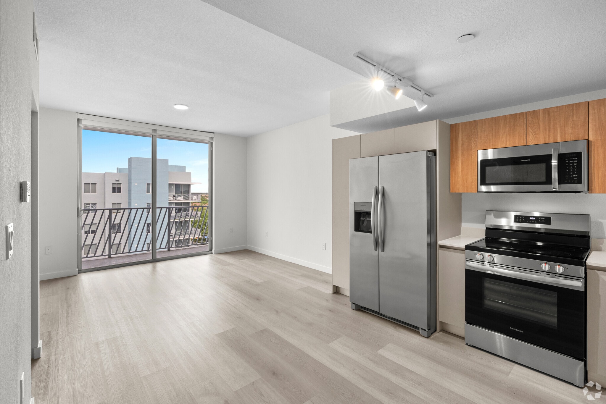 1BR, 1BA- 618SF Dining Room/ Kitchen/ Living Room - Century Town Center