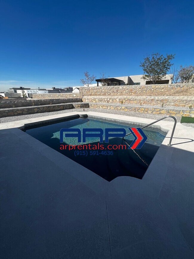 Building Photo - LUXURIOUS HOME FOR RENT