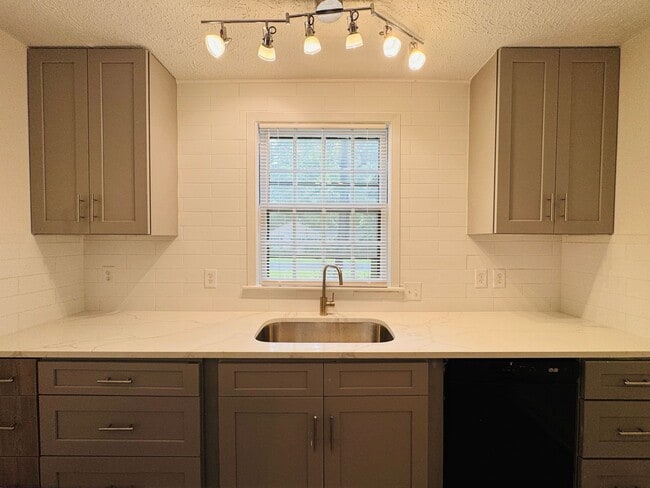 Building Photo - 4-Bedroom just perfect for your family