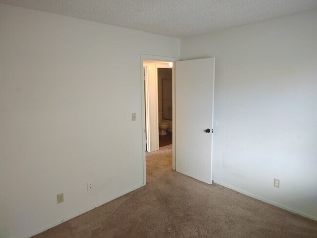 Building Photo - 3 Bedroom Condo