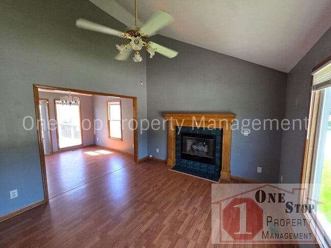Building Photo - Charming Split Level 3 Bedroom Home in Kansas City!
