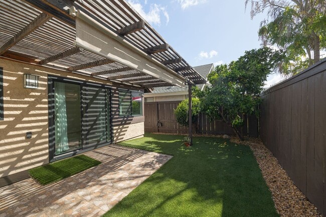 Building Photo - Gorgeous 2 Bedroom Townhouse in the Heart of Mira Mesa!