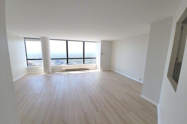 Building Photo - 5415 N Sheridan Rd