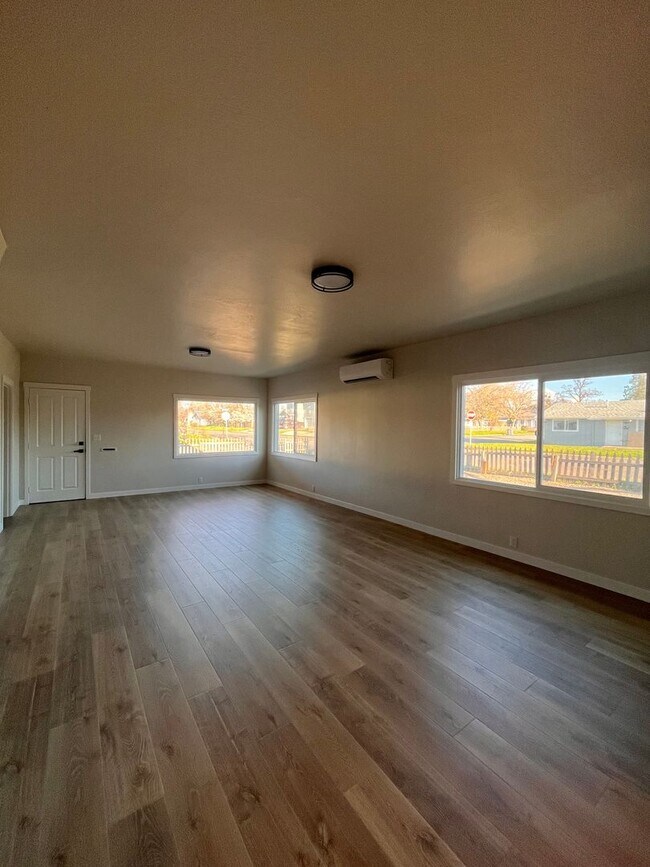 Building Photo - 315 N 1st St