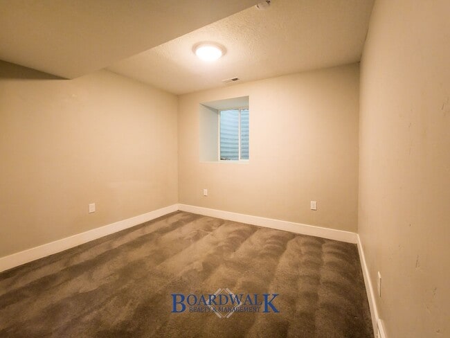 Building Photo - 555 S 900 E