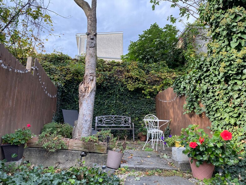 Building Photo - 218 E Elm St