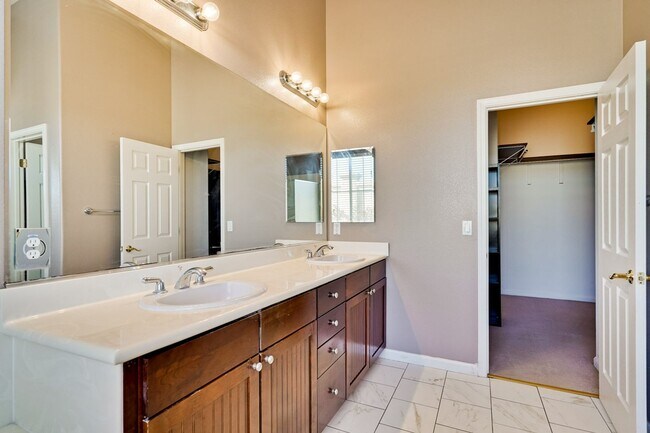 Building Photo - Spacious 3 Bedroom, 2 Bathroom Home with D...