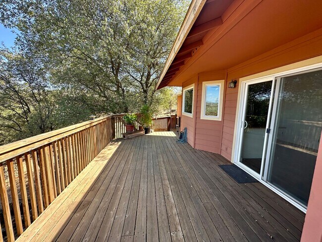 Building Photo - 3 Bedroom 2.5 Bathroom Home on 10 Acres Wi...