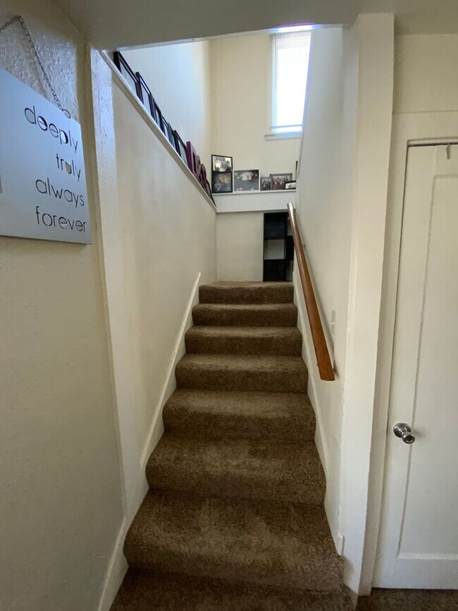Building Photo - Tacoma home 3bdr 2 bath 1 car garage **** this home is still occupied please do not disrupt the r...