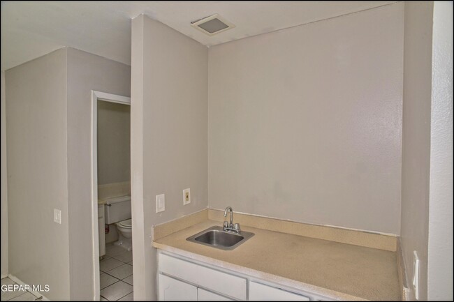 Building Photo - 10415 Ashwood Dr