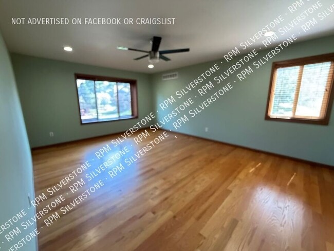 Building Photo - 869 Timberline Dr