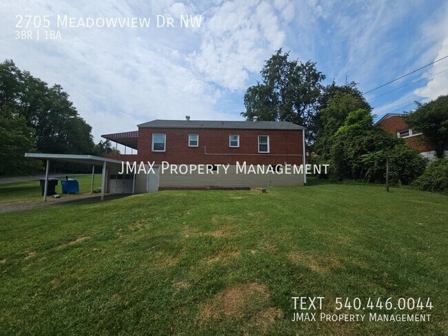 Building Photo - 2705 Meadowview Dr NW