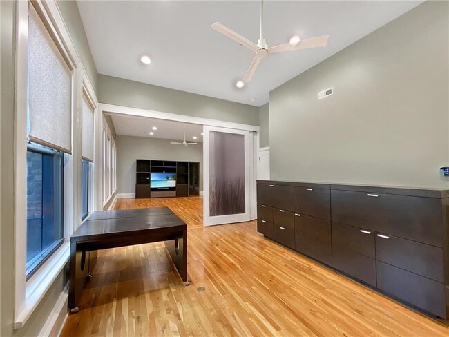 Building Photo - 300 Wall St