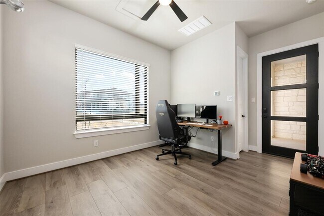 Building Photo - 204 Roseleaf Ct