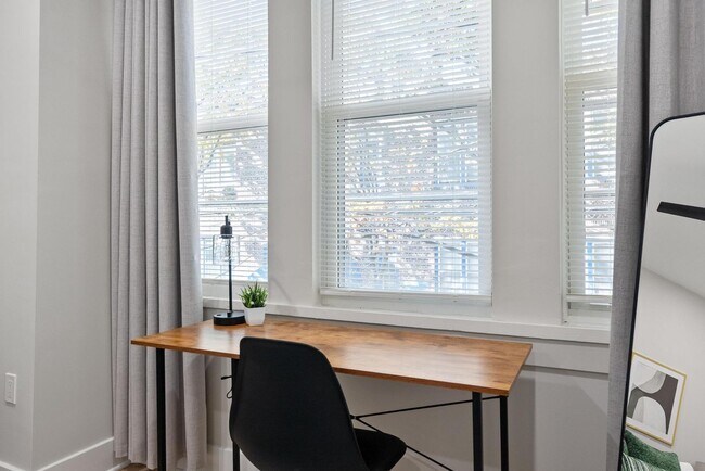 Building Photo - Luxurious 3-Bedroom Townhome in Point Breeze! Available NOW!