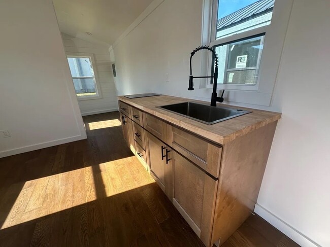 Building Photo - 2015 Union School Rd SW