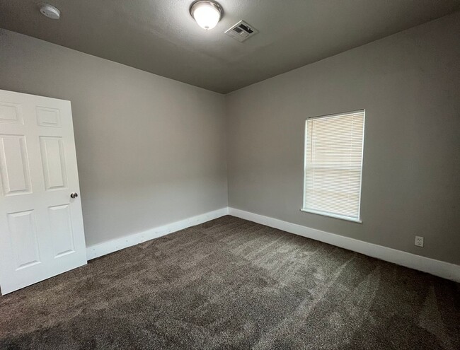 Building Photo - 3 bedroom 2 bath!