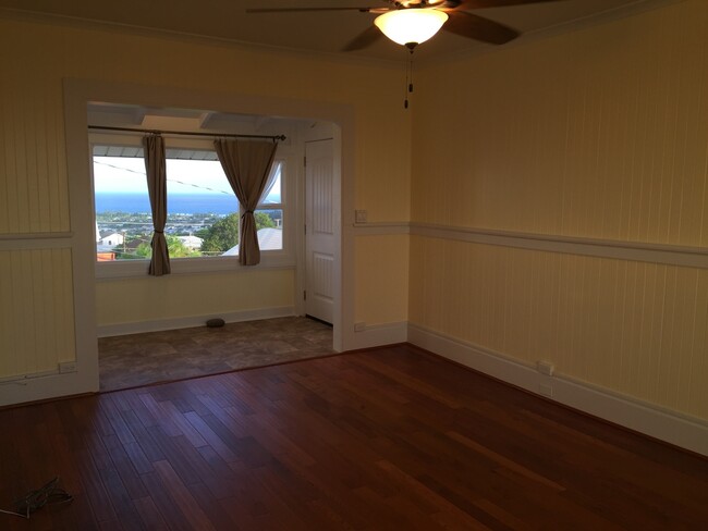 Building Photo - Kaimuki's Best & Most Convenient Location!...