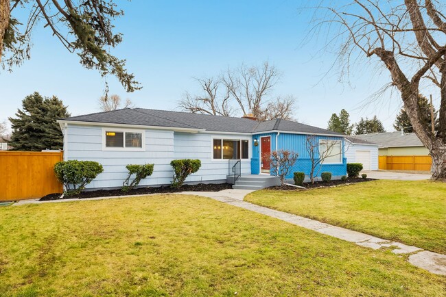 Building Photo - Charming 4 Bed, 2 Bath Home with 2 Shops i...