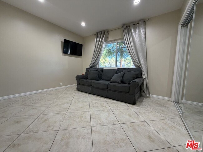 Building Photo - 10609 Reseda Blvd