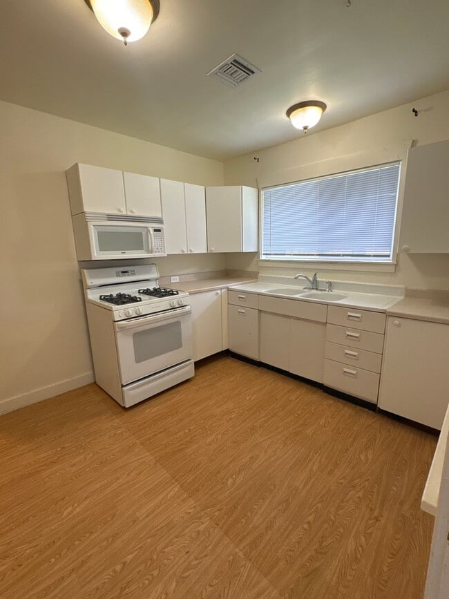 Building Photo - Cozy College Place Home