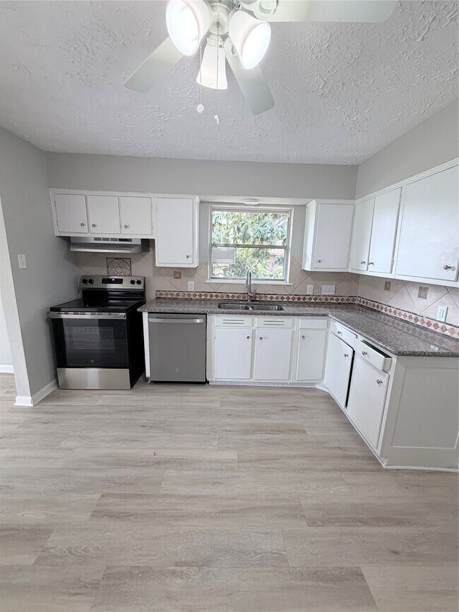 Building Photo - 5902 Willow Glen Dr