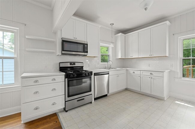 Building Photo - 2111 Kenwood Ave