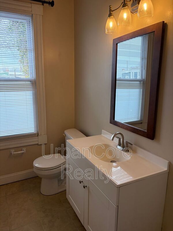 Building Photo - 410 N 32nd St