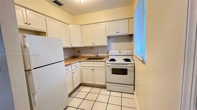 Building Photo - 701 SW 15th Ave