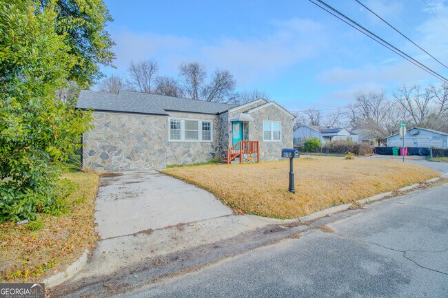 Building Photo - 579 Lynmore Ave