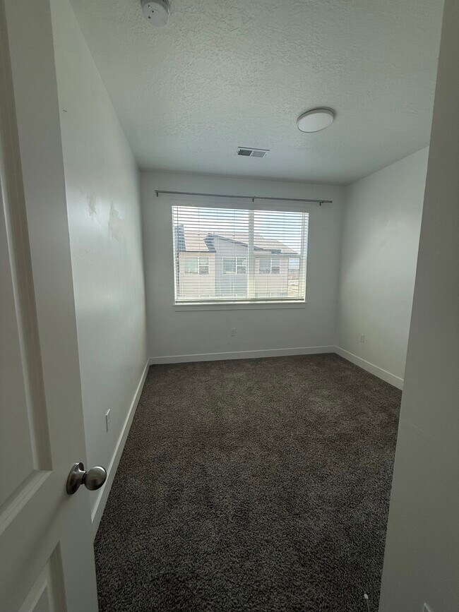 Building Photo - 471 W 15 S