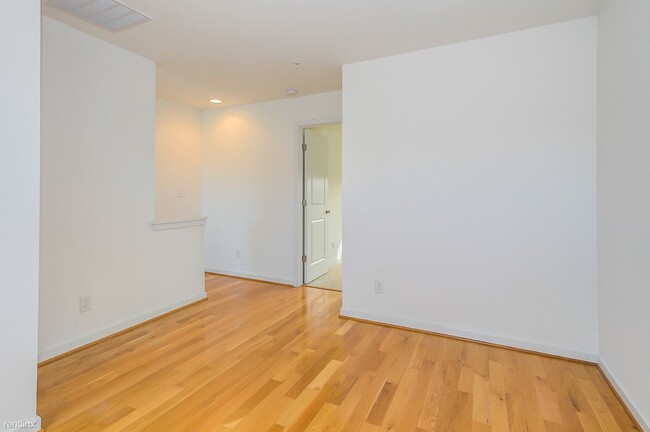 Building Photo - 4 br, 3.5 bath House - 866 Estes St