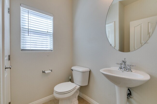 Building Photo - Great townhome in Henderson Gated Community with a 2 car attached garage and backyard