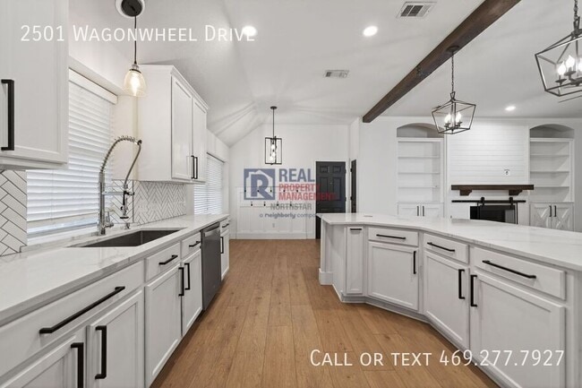 Building Photo - 2501 Wagonwheel Dr