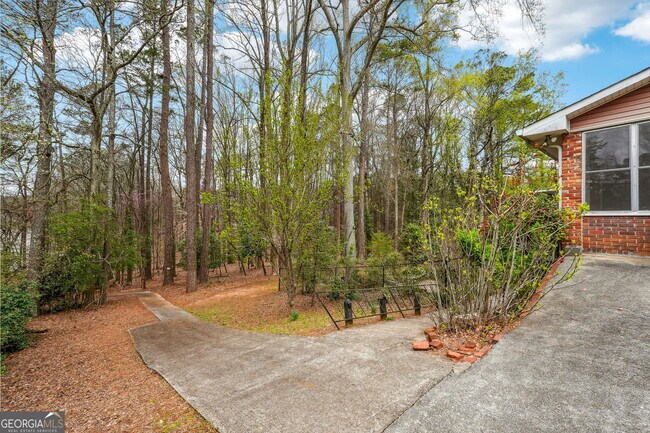 Building Photo - 5140 Lakewood Dr