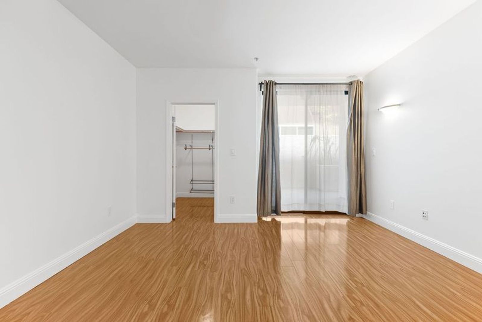 Building Photo - Modern 3 Bed, 2 Bath Condo for Lease – 1,320 Sq Ft – Prime Sherman Oaks Location