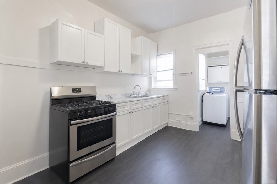 Building Photo - 4754 N Lincoln Ave