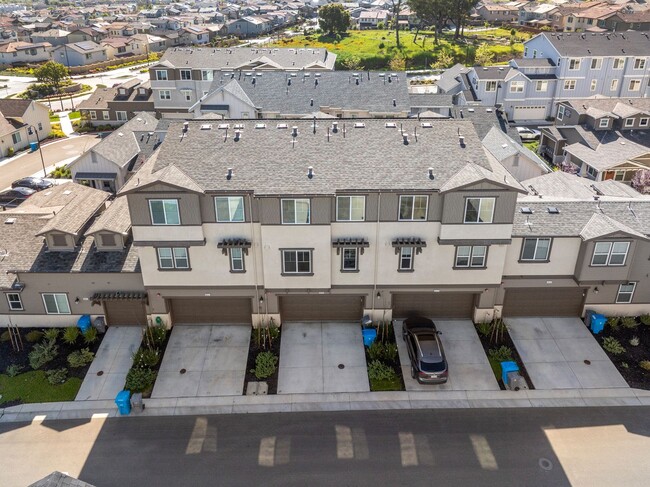 Building Photo - $3595.00 - Newer Large 3/2.5 Townhome in B...