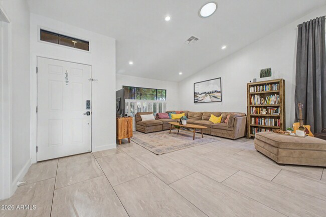 Building Photo - 3040 S Rosemary Dr