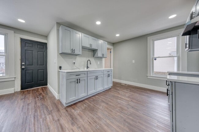 Building Photo - 68 Lewis Ave