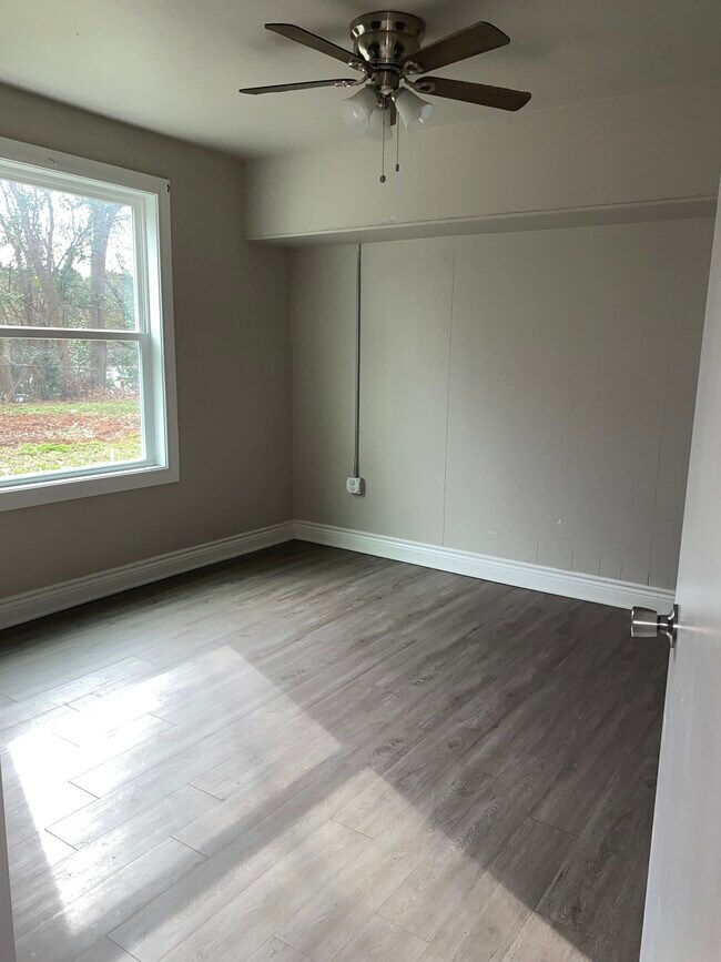 Building Photo - 1806 W Oakwood St