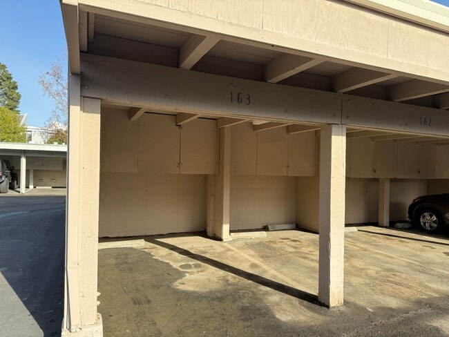 Building Photo - ONE BEDROOM ONE BATH UPDATED UPPER UNIT CONDO IN LARKSPUR ISLE