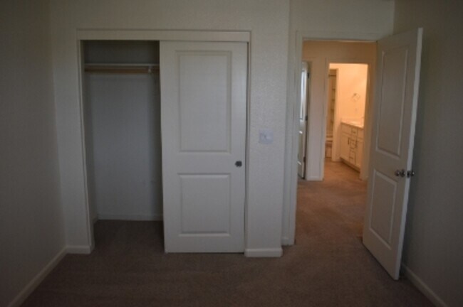 Building Photo - 624 Suzanne Dr