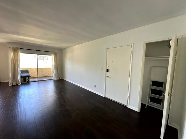 Building Photo - ***MOVE-IN SPECIAL 2 WEEKS FREE RENT***Spacious Upper level 1 bed -1 bath with parking and pool i...