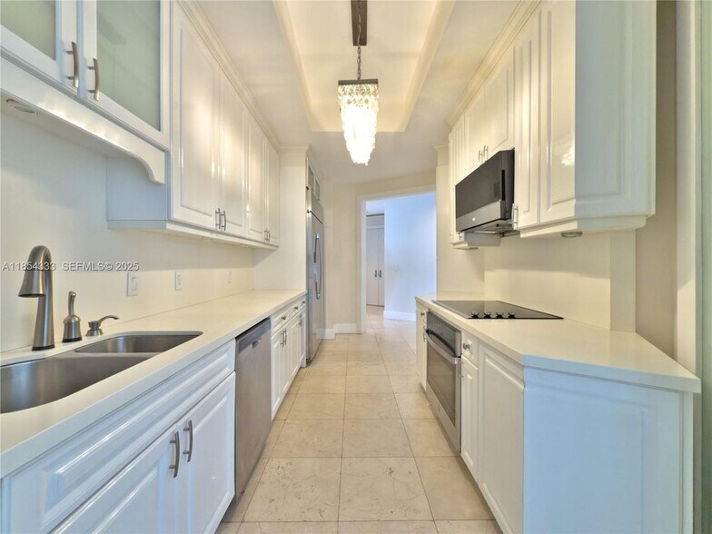 Building Photo - 848 Brickell Key Dr